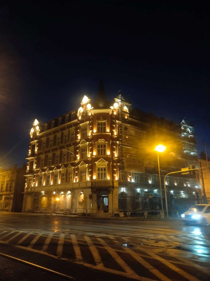 Kamienica nocą